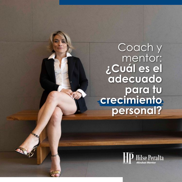 Es la imagen de Hilse Peralta, mentora de desarrollo personal, sentada en una banca de madera. En color blanco está el título “Coach y mentor: ¿Cuál es el adecuado para tu crecimiento personal?”